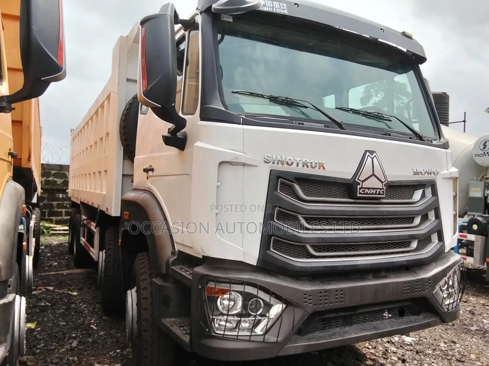 Howo 12 Tires Dump Truck