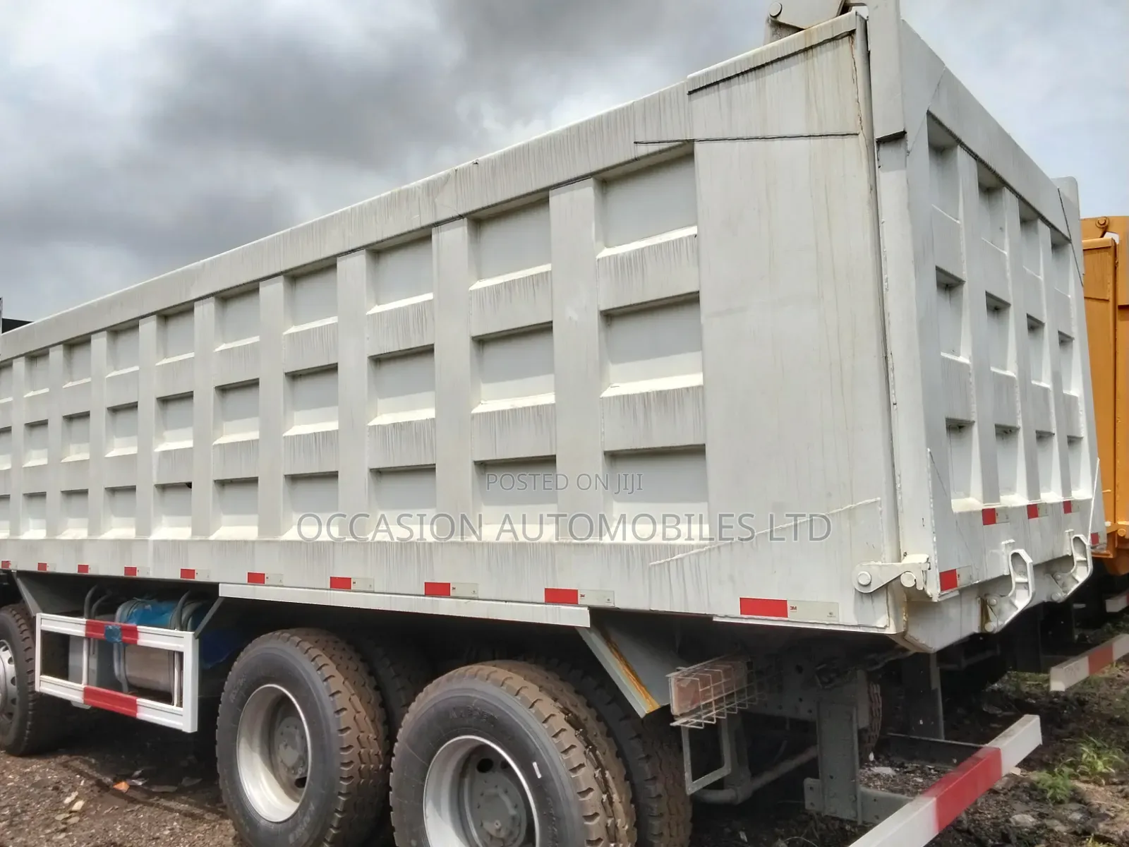 Howo 12 Tires Dump Truck