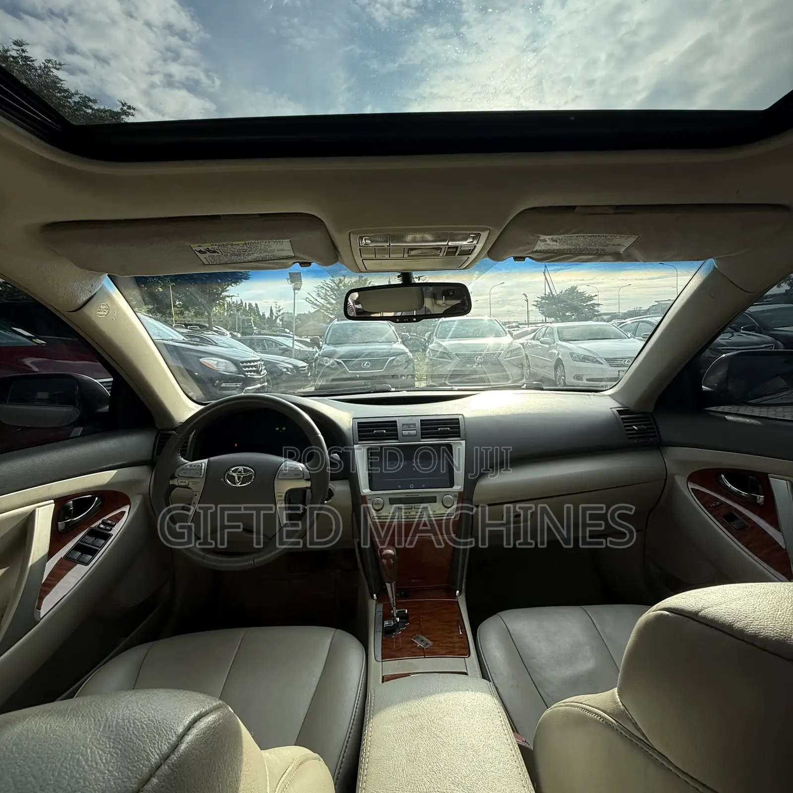 Toyota Camry XLE V6 4dr Sedan (3.5L 6cyl 6AM) 2010 Gold