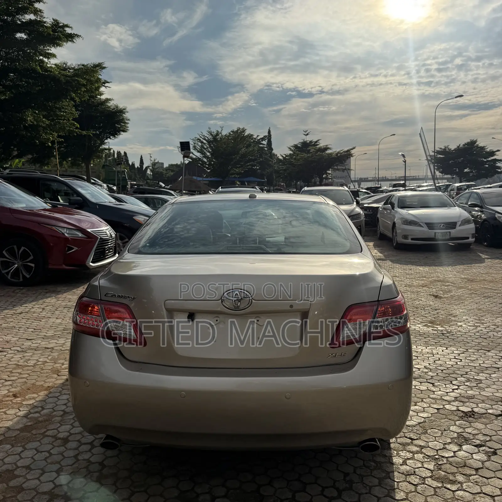 Toyota Camry XLE V6 4dr Sedan (3.5L 6cyl 6AM) 2010 Gold