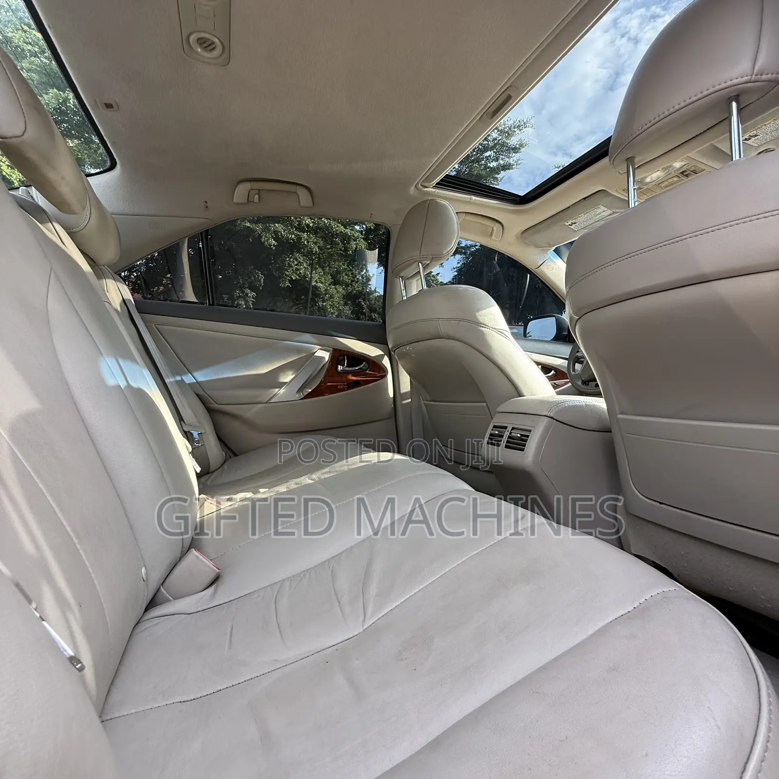 Toyota Camry XLE V6 4dr Sedan (3.5L 6cyl 6AM) 2010 Gold
