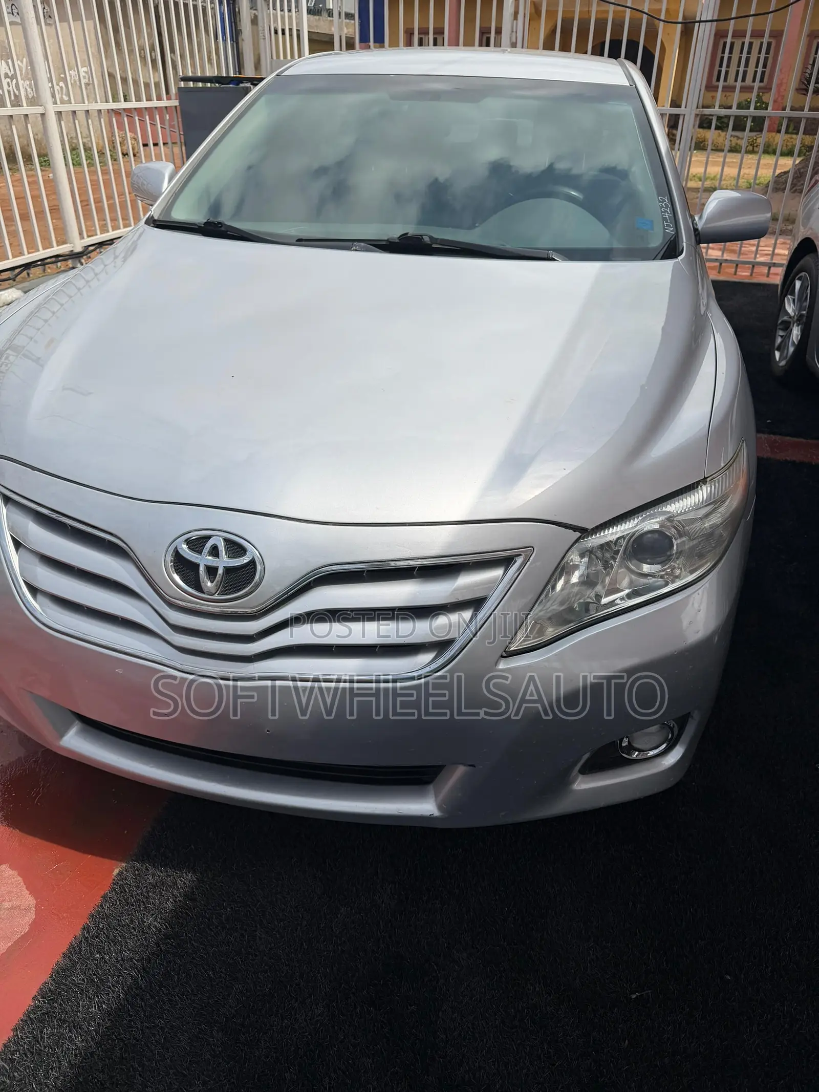Toyota Camry LE 4dr Sedan (2.5L 4cyl 6A) 2011 Silver