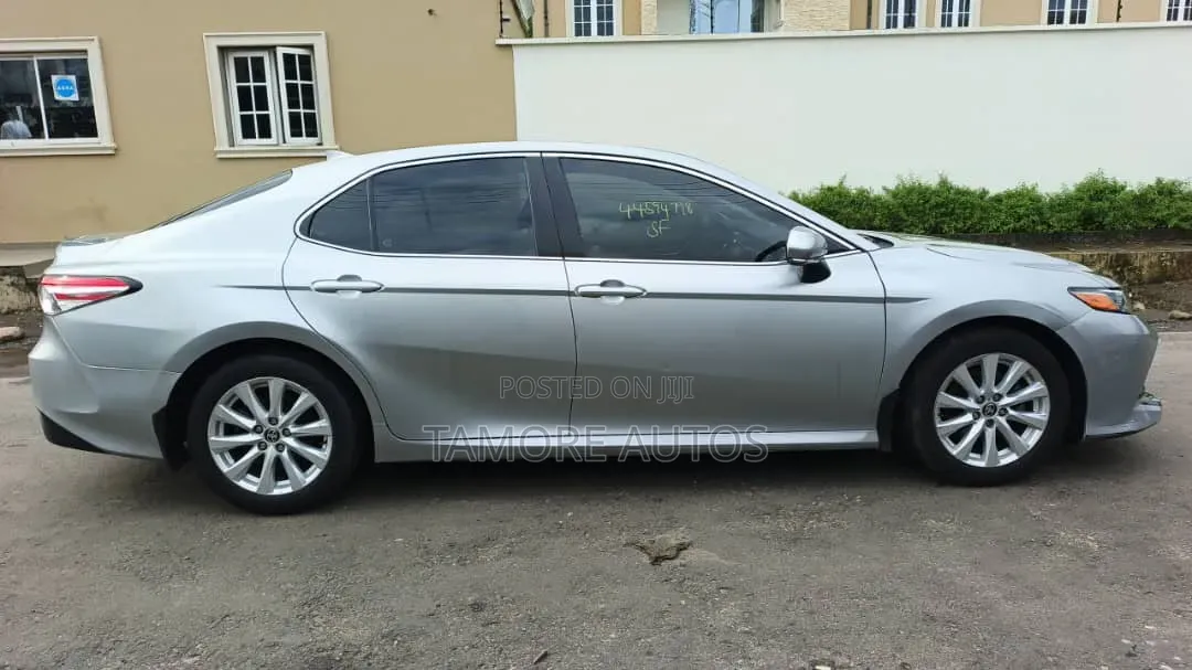 Toyota Camry XLE FWD 2020 Silver