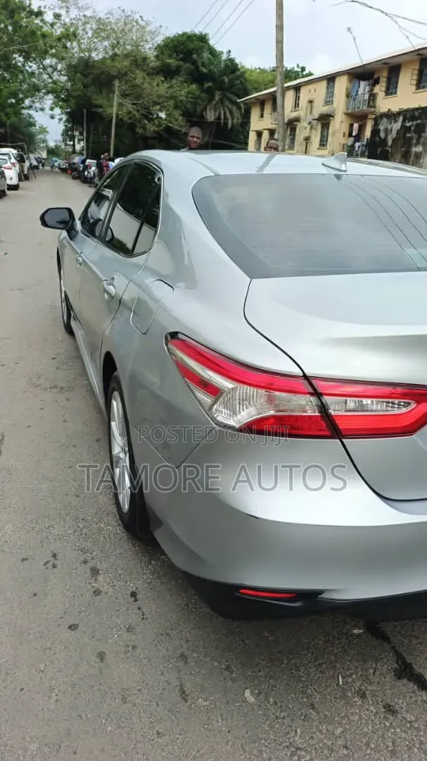 Toyota Camry XLE FWD 2020 Silver