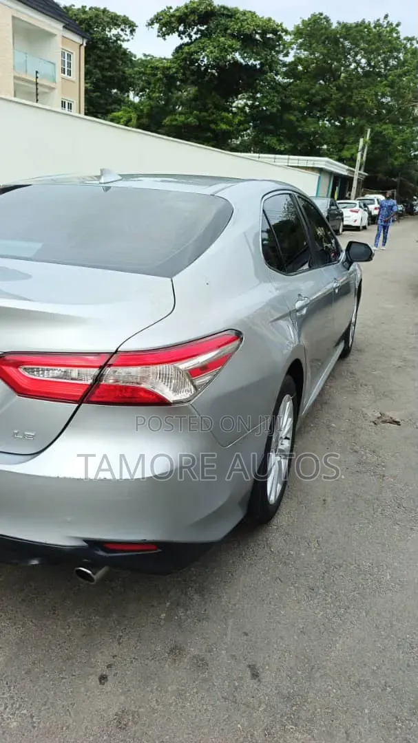 Toyota Camry XLE FWD 2020 Silver