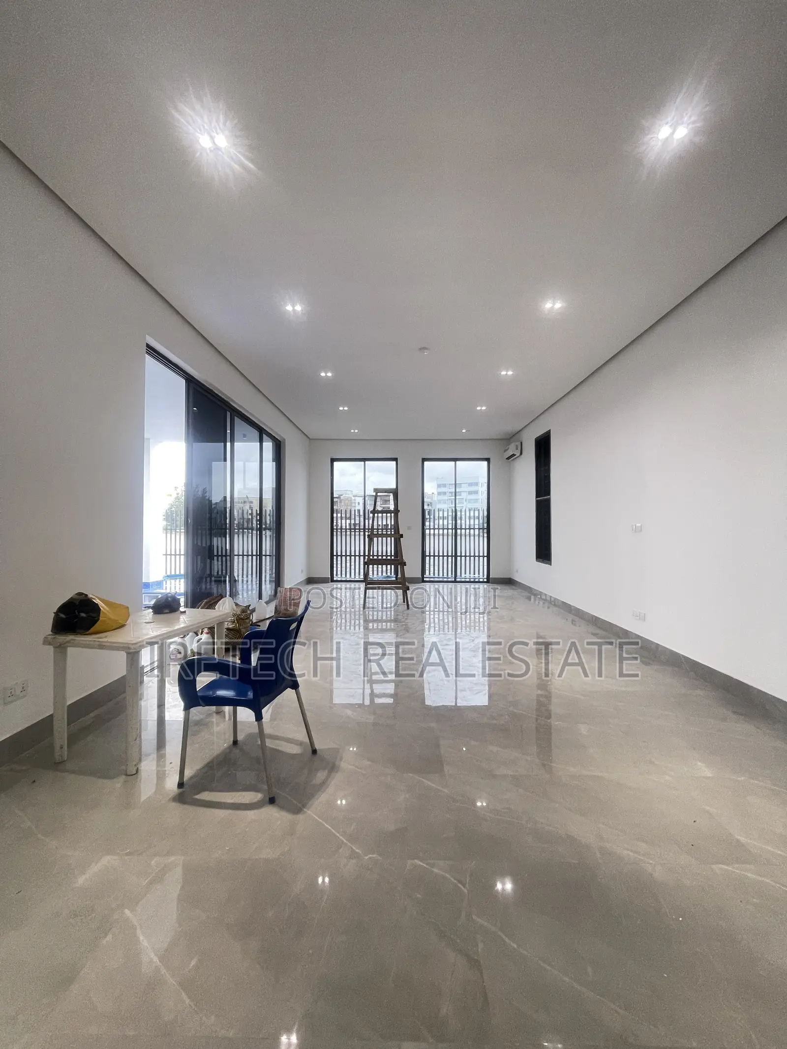 6bdrm Duplex in Banana Island Road for sale