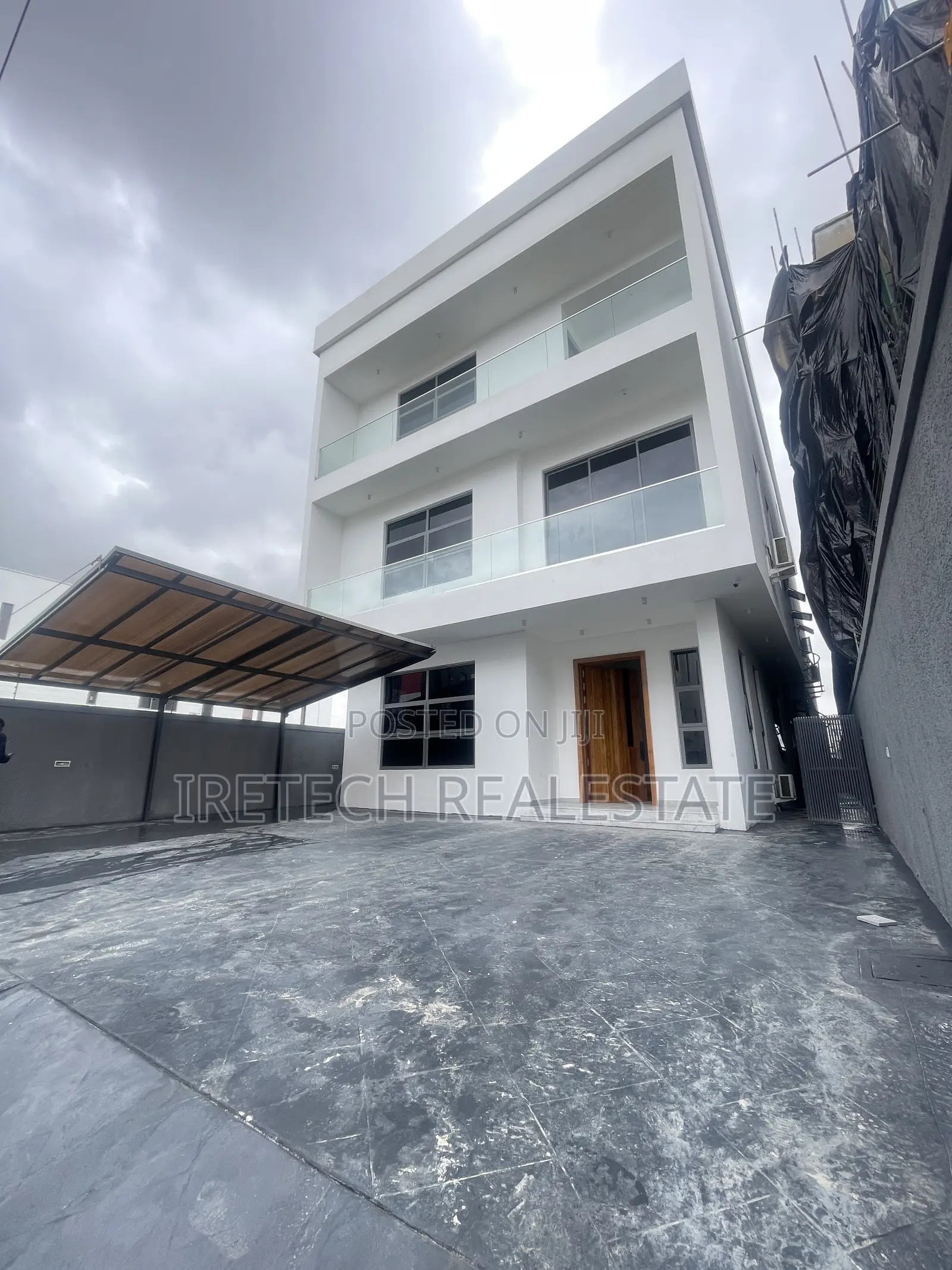 6bdrm Duplex in Banana Island Road for sale
