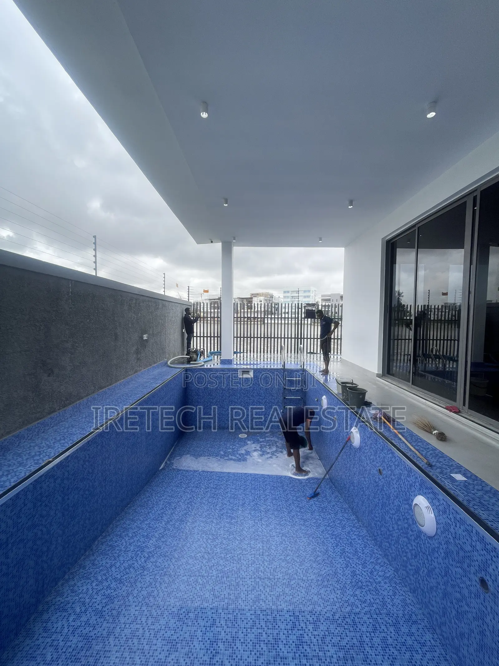 6bdrm Duplex in Banana Island Road for sale