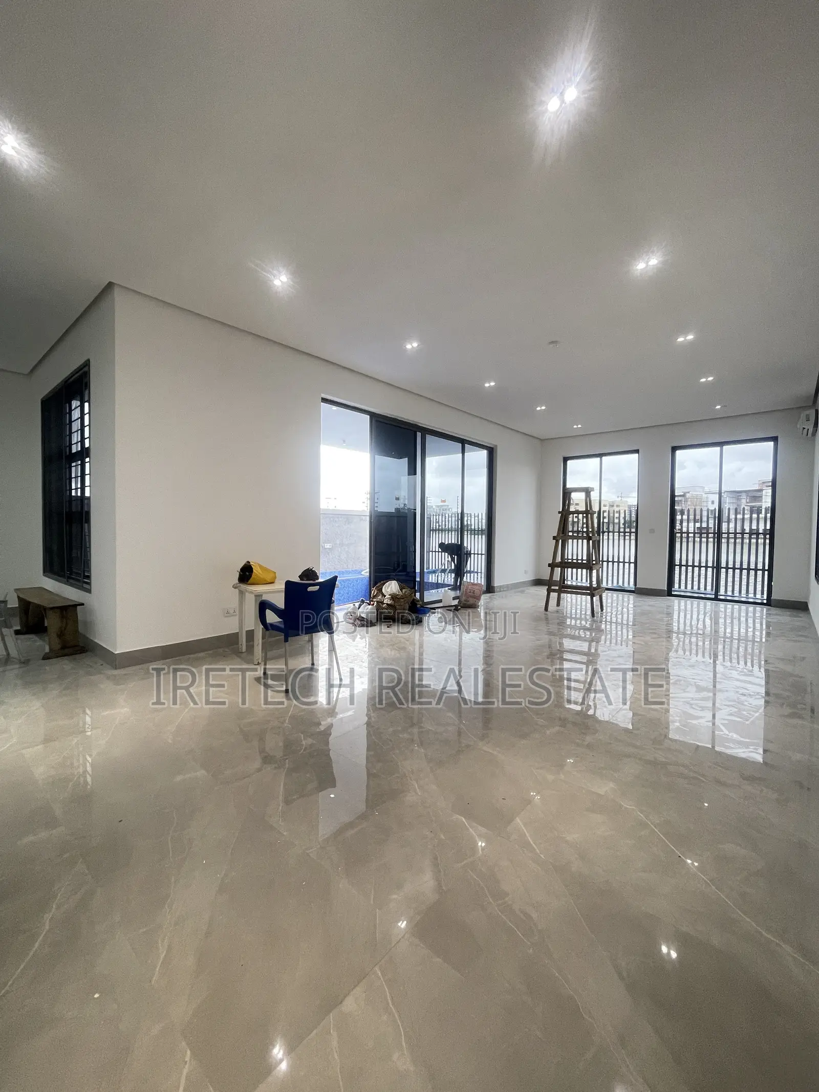 6bdrm Duplex in Banana Island Road for sale