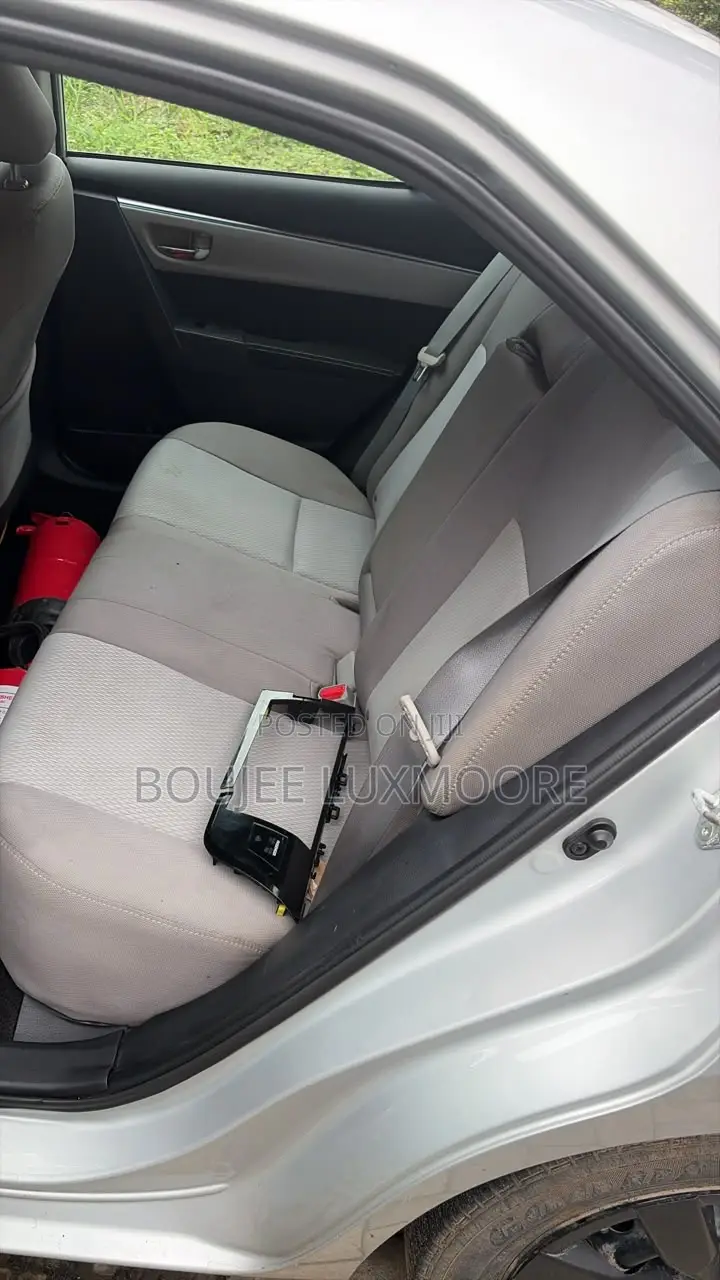 Toyota Corolla LE 4dr Sedan (1.8L 4cyl CVT) 2016 Silver