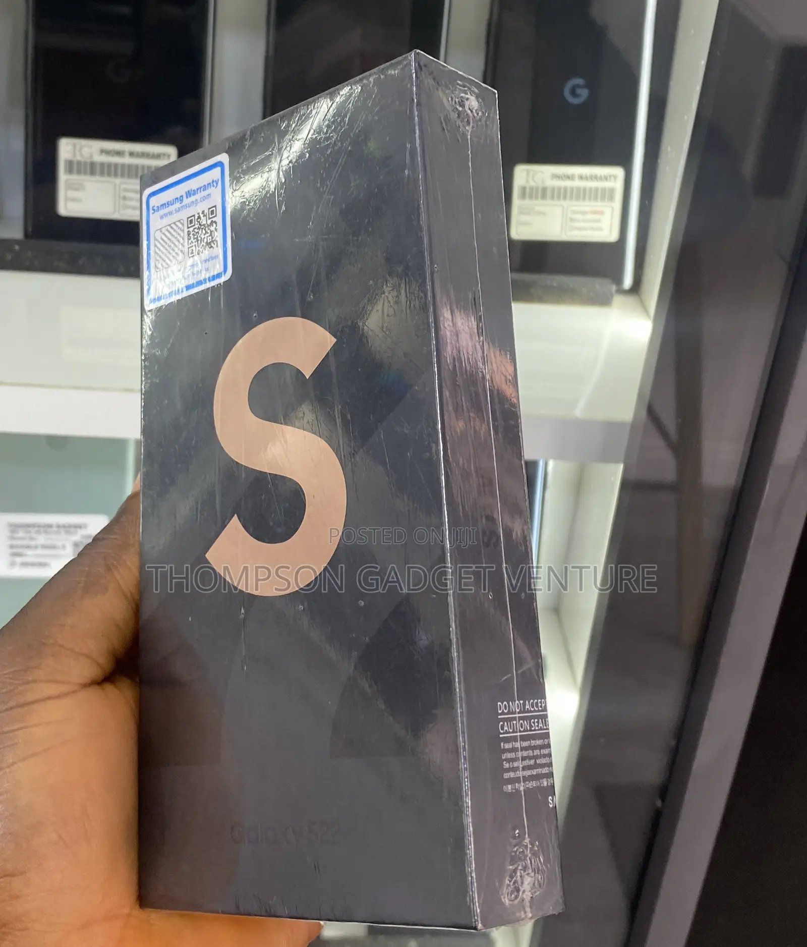 New Samsung Galaxy S22 5G 256 GB Gold