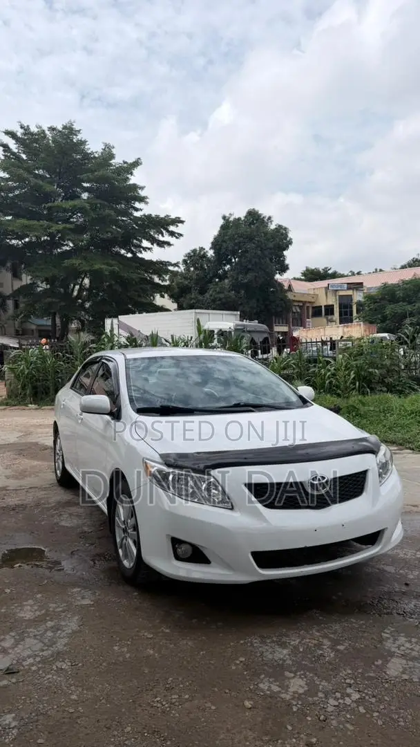 Toyota Corolla LE 4dr Sedan (1.8L 4cyl 4A) 2010 White