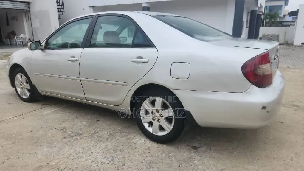 Toyota Camry LE V6 4dr Sedan (3.0L 6cyl 5A) 2004 Silver