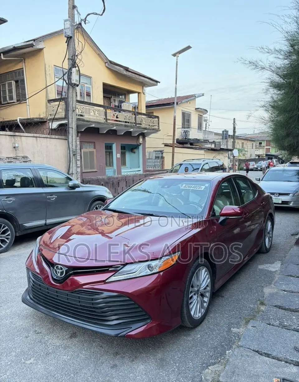 Toyota Camry XLE 2021 Maroon