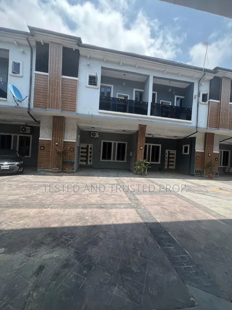 Mini Flat in Chevron for rent