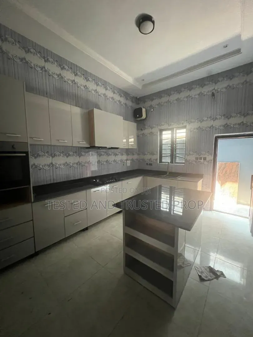 Mini Flat in Chevron for rent