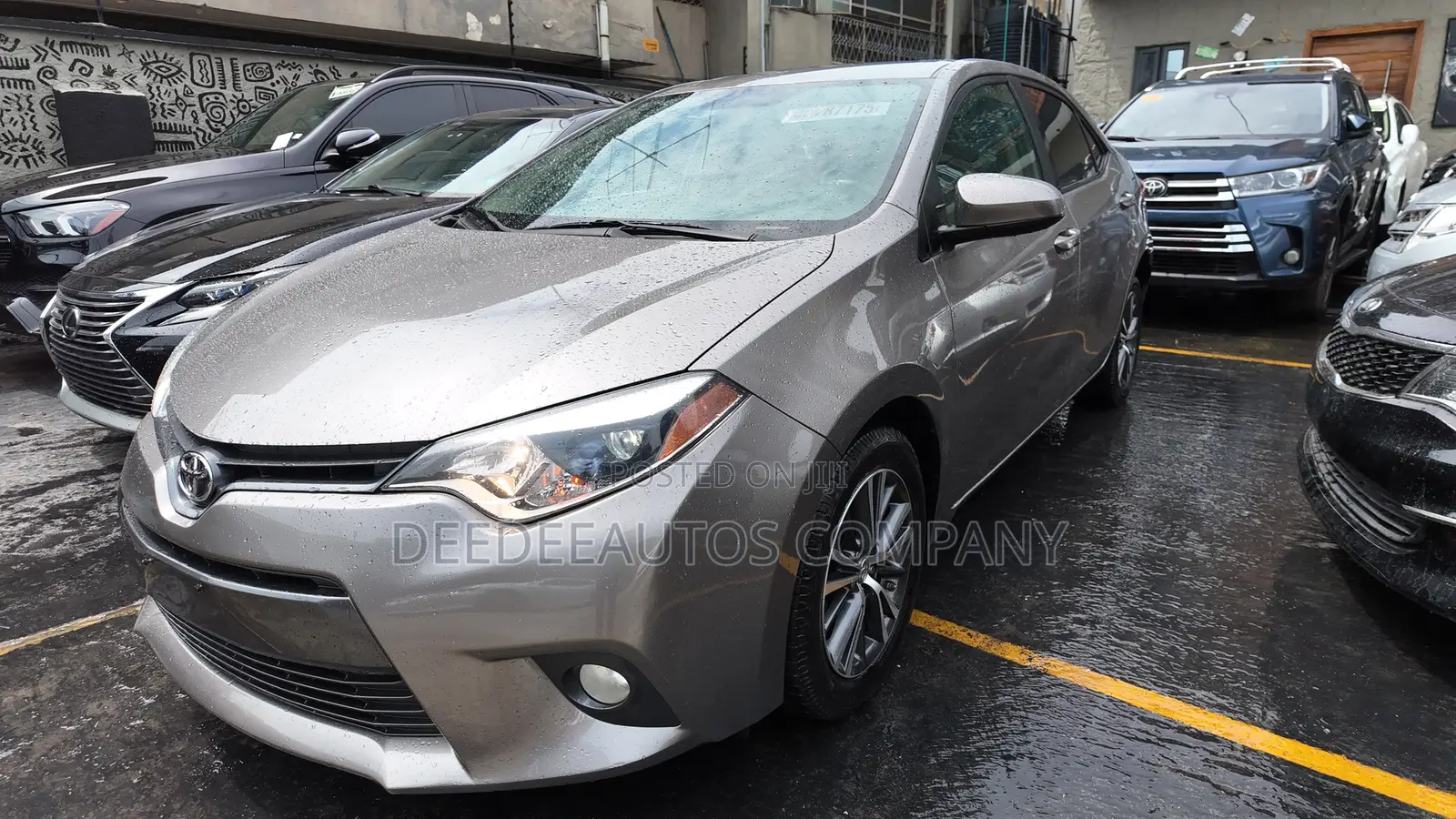 Toyota Corolla LE Eco 4dr Sedan (1.8L 4cyl CVT) 2016 Gold