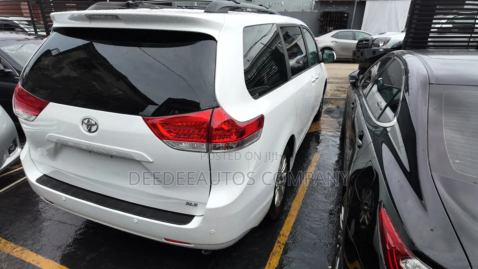 Toyota Sienna XLE AWD 7-Passenger 2013 White