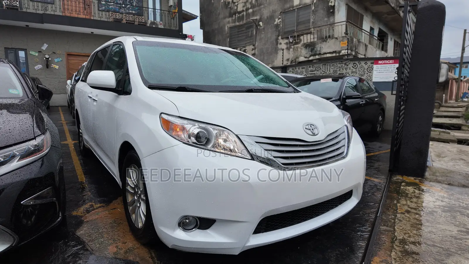 Toyota Sienna XLE AWD 7-Passenger 2013 White