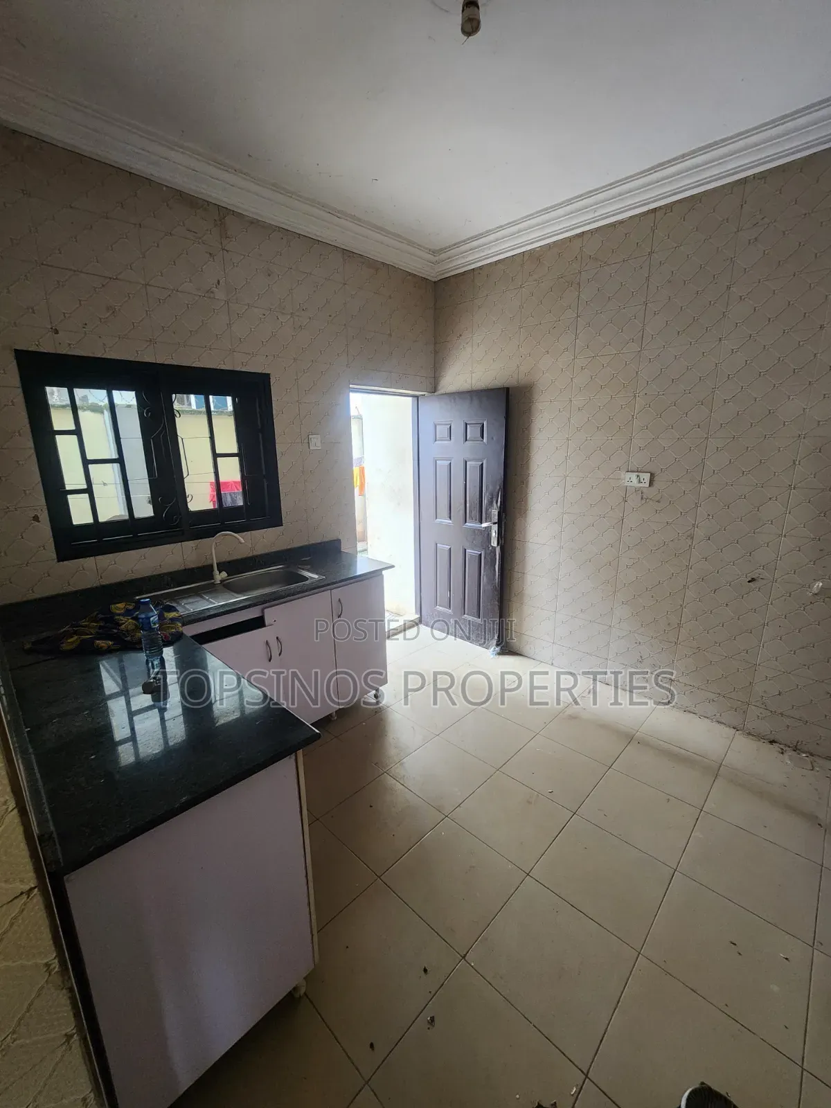 2bdrm Block of Flats in Close To Living for rent