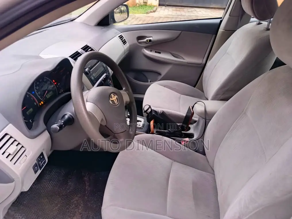 Toyota Corolla LE 4dr Sedan (1.8L 4 cyl 4A) 2009 Silver