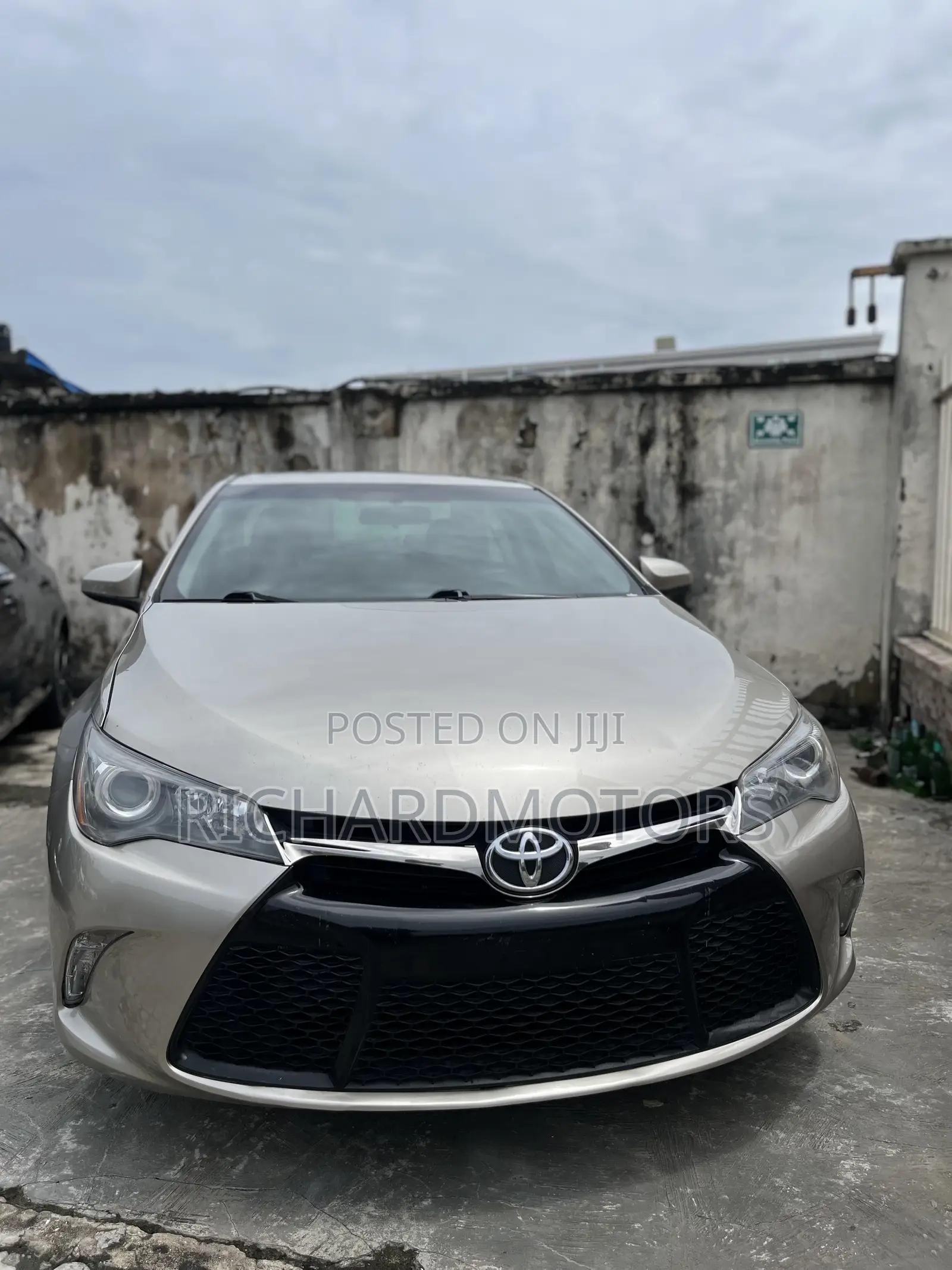 Toyota Camry XSE 4dr Sedan (2.5L 4cyl 6A) 2015 Gold