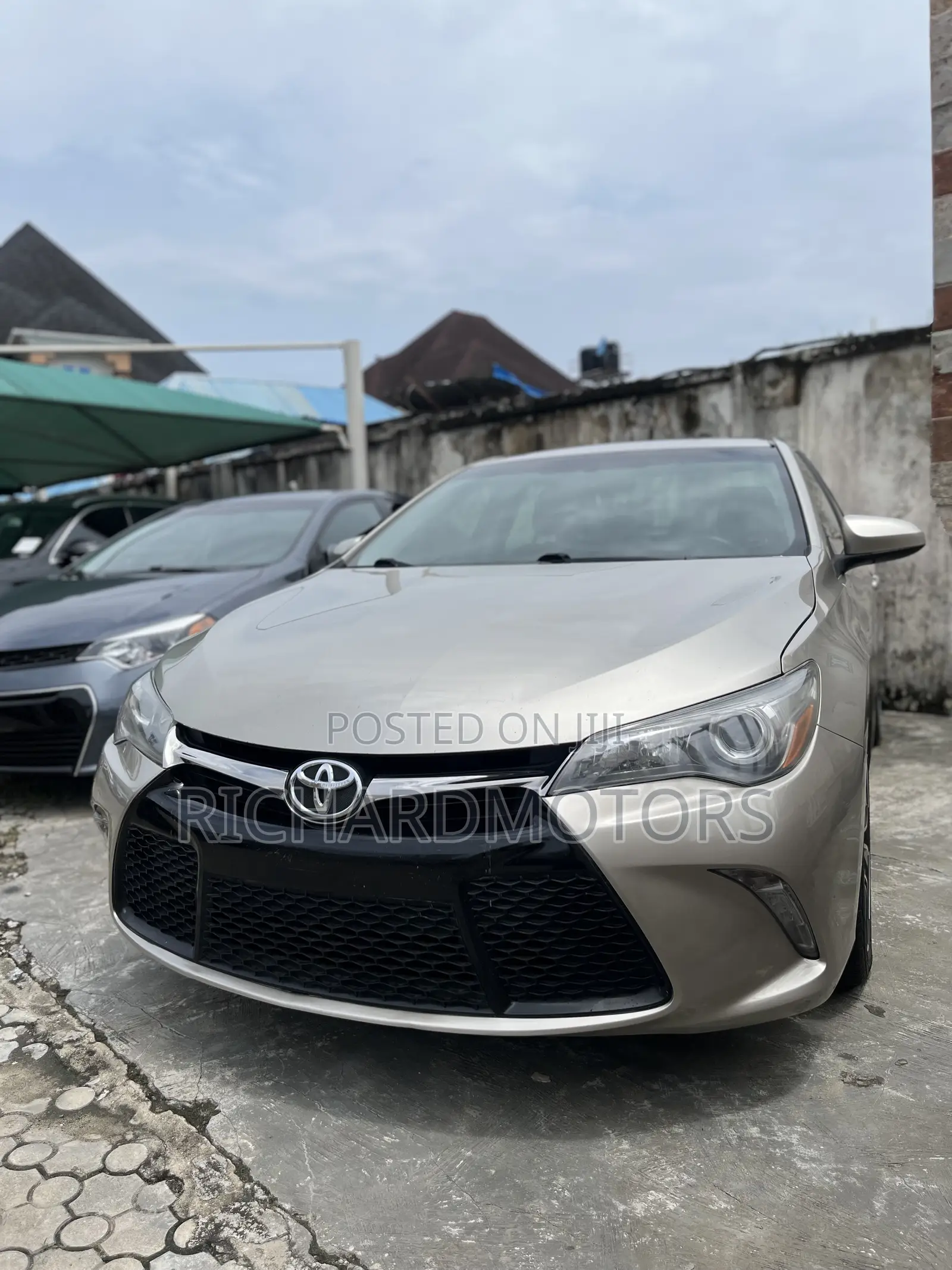 Toyota Camry XSE 4dr Sedan (2.5L 4cyl 6A) 2015 Gold