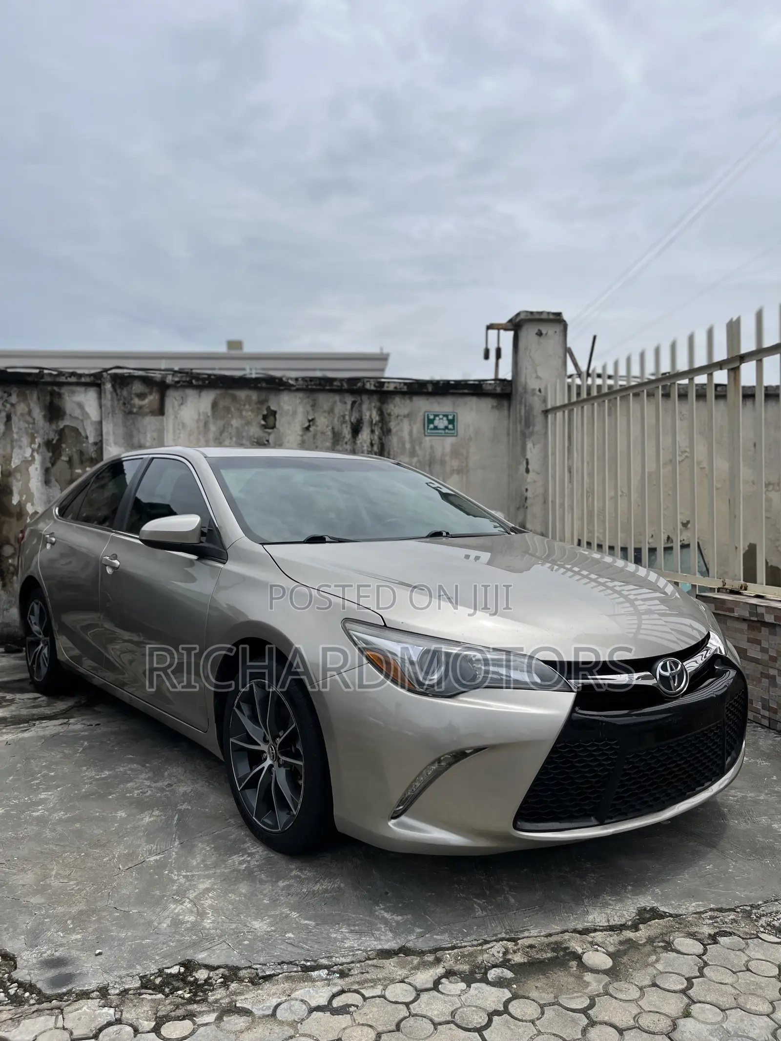 Toyota Camry XSE 4dr Sedan (2.5L 4cyl 6A) 2015 Gold