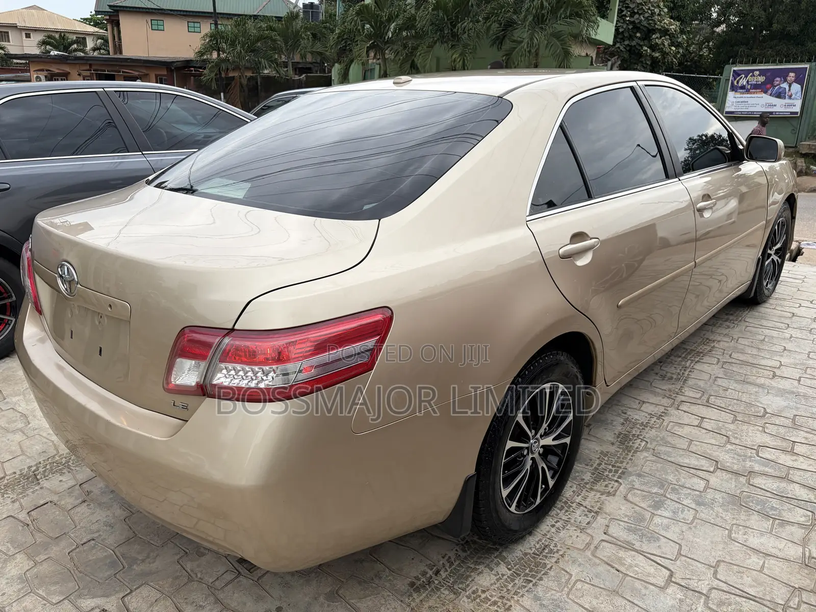 Toyota Camry LE 4dr Sedan (2.5L 4cyl 6AM) 2010 Gold