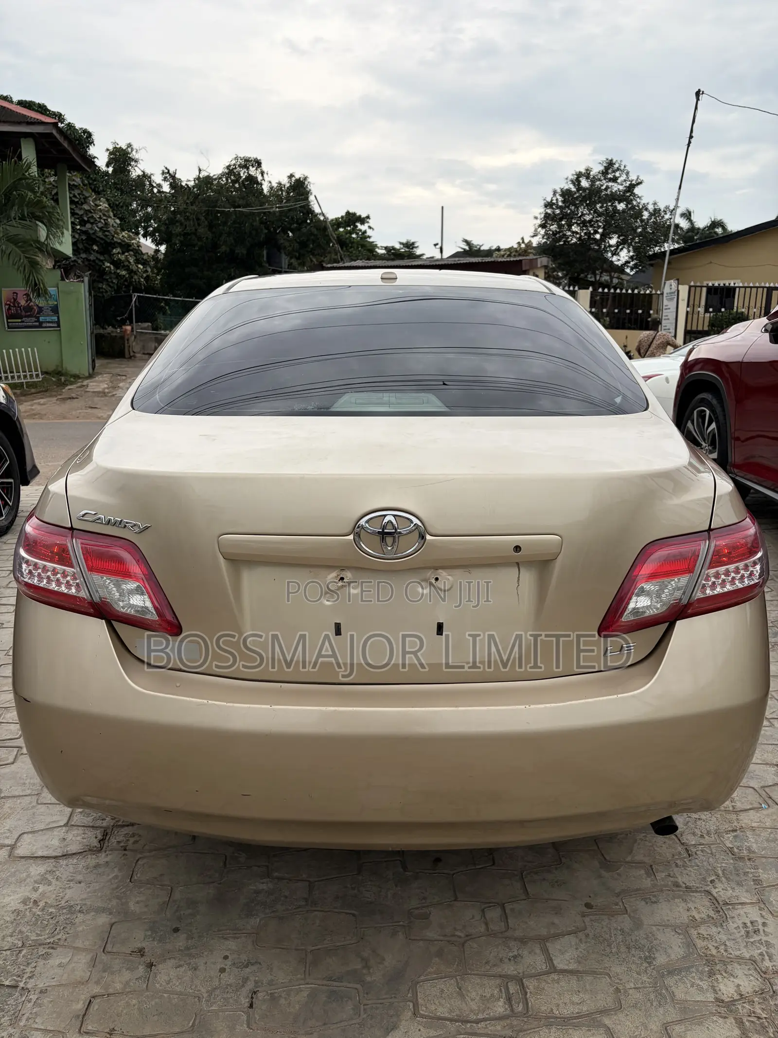 Toyota Camry LE 4dr Sedan (2.5L 4cyl 6AM) 2010 Gold