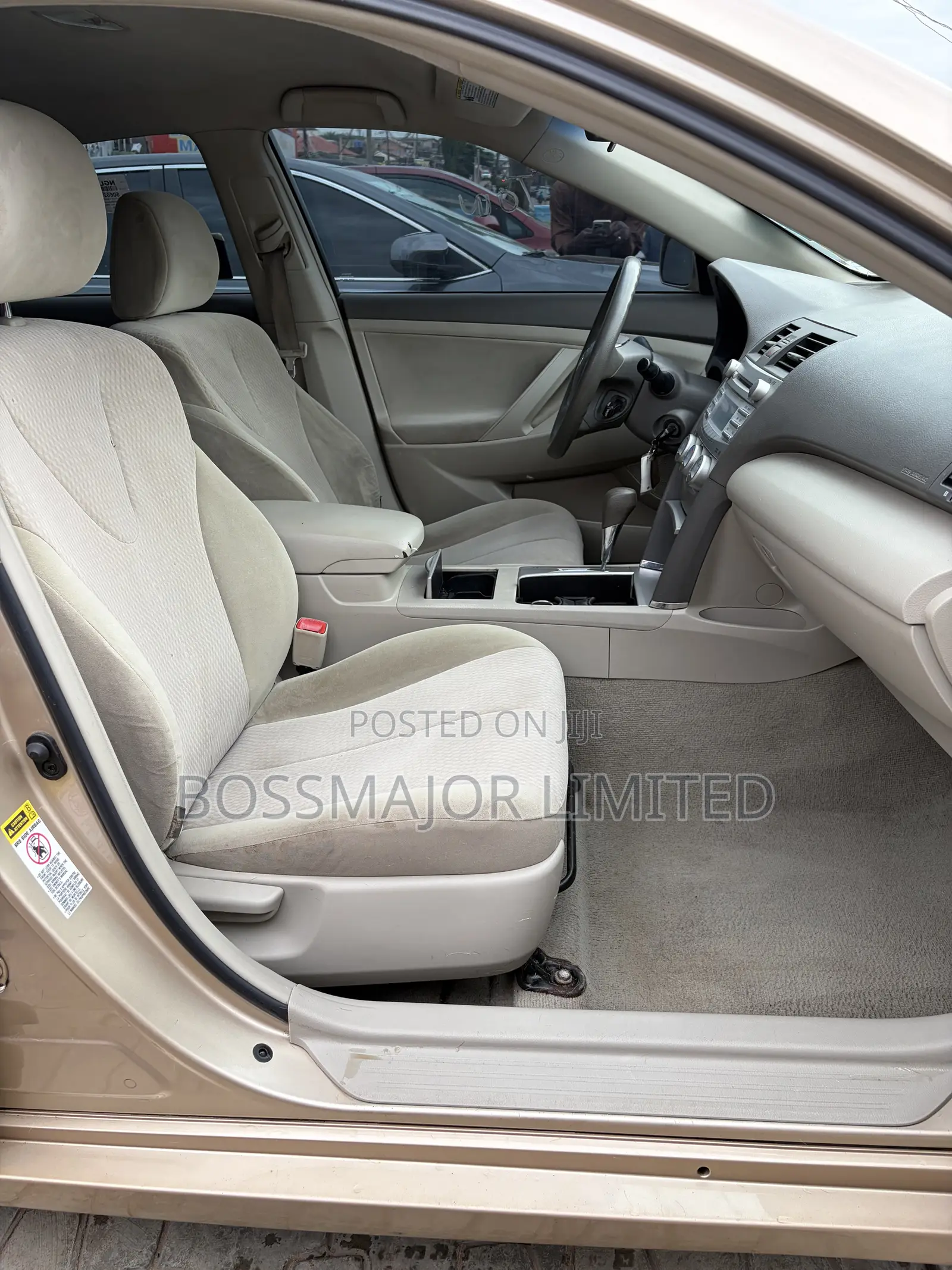 Toyota Camry LE 4dr Sedan (2.5L 4cyl 6AM) 2010 Gold