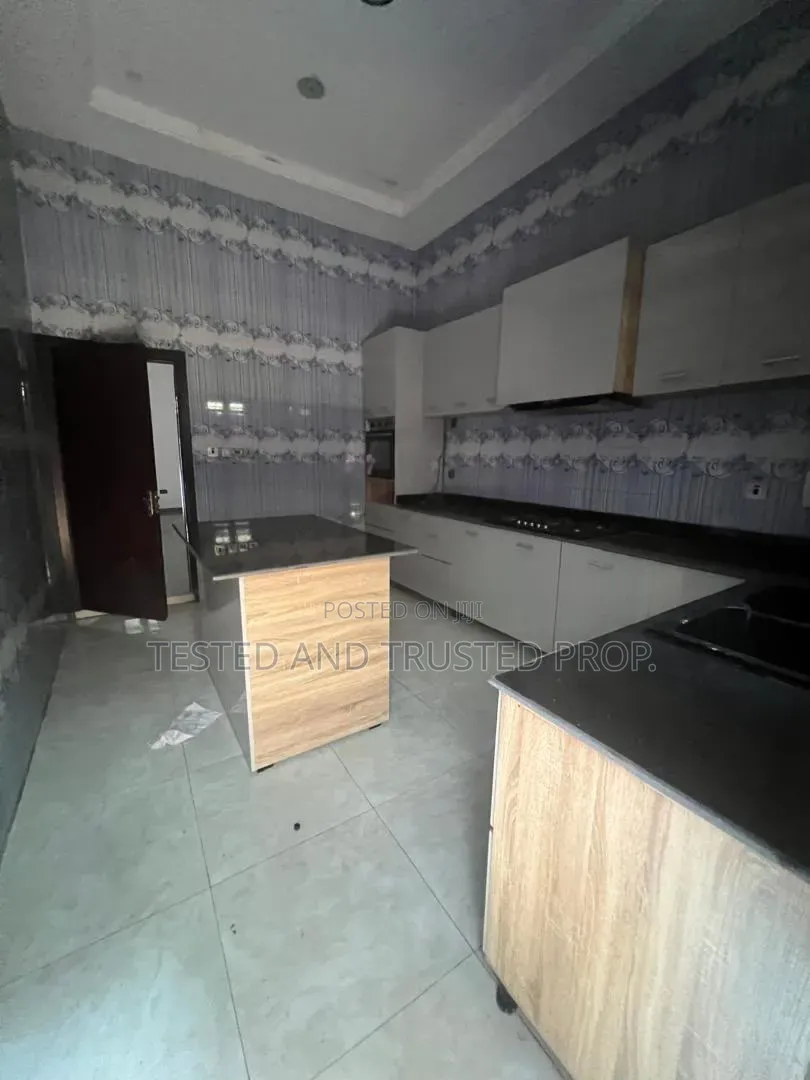 Mini Flat in Chevron for rent