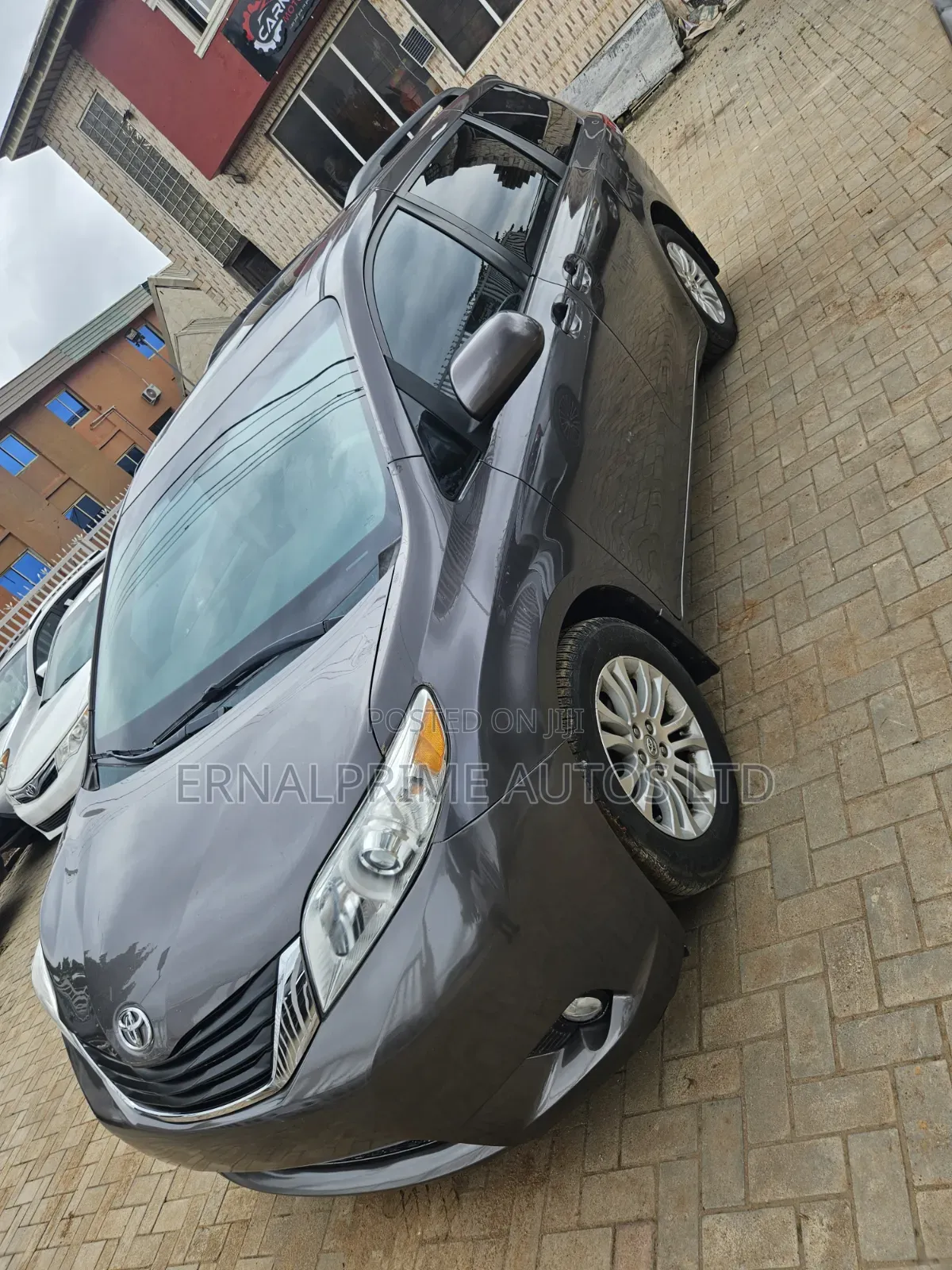 Toyota Sienna XLE FWD 8-Passenger 2013 Gray