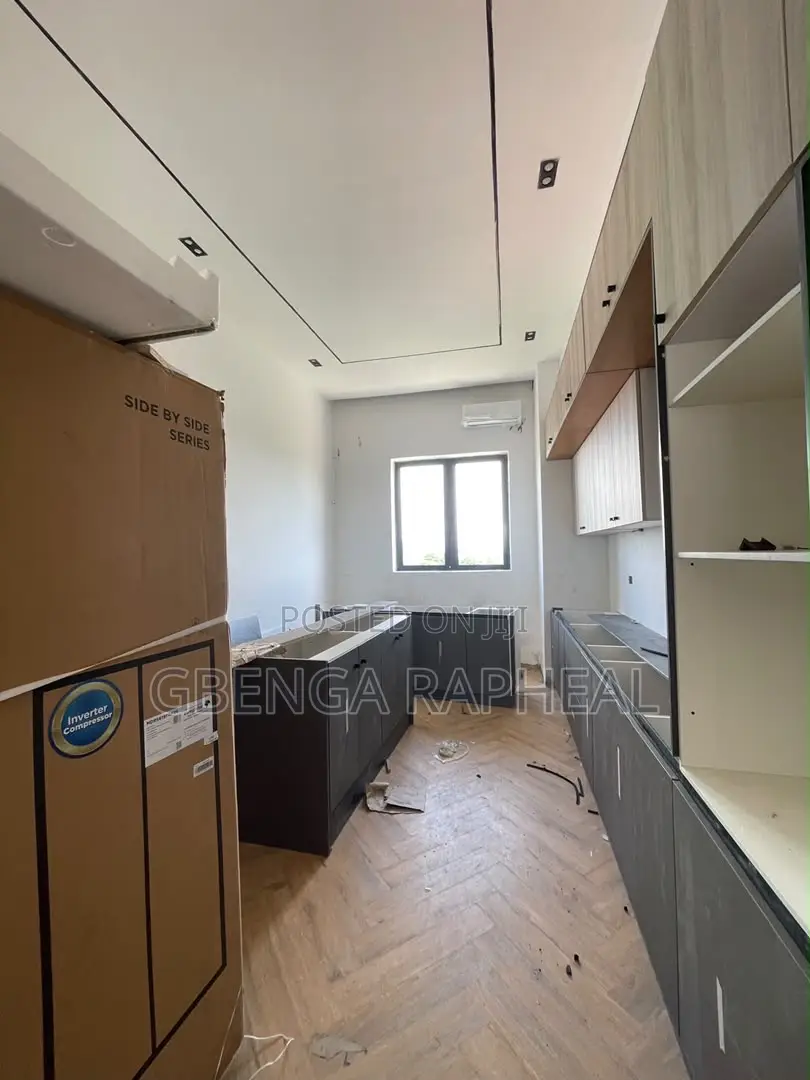 3bdrm Penthouse in Lekki for sale