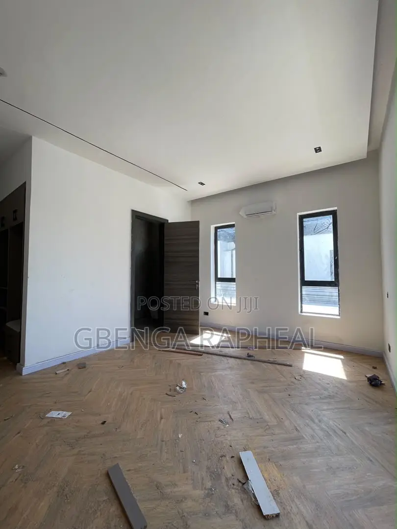 3bdrm Penthouse in Lekki for sale