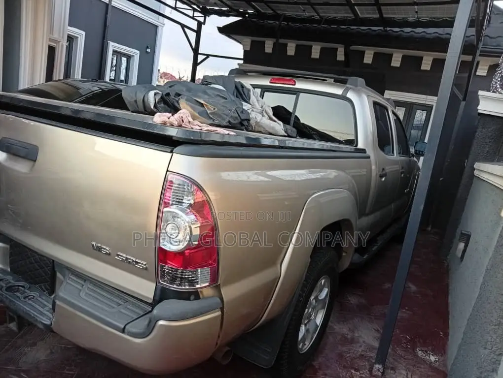 Toyota Tacoma 2010 Gold