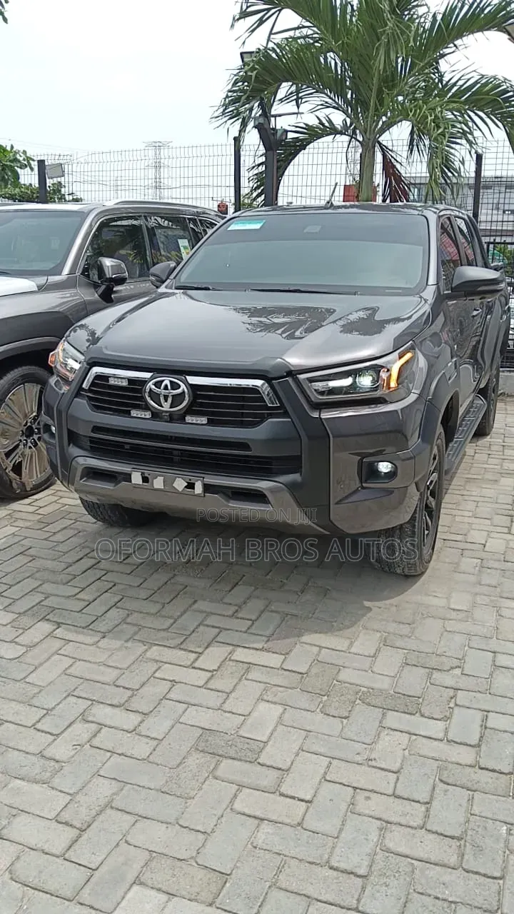 Toyota Hilux 2025 Gray