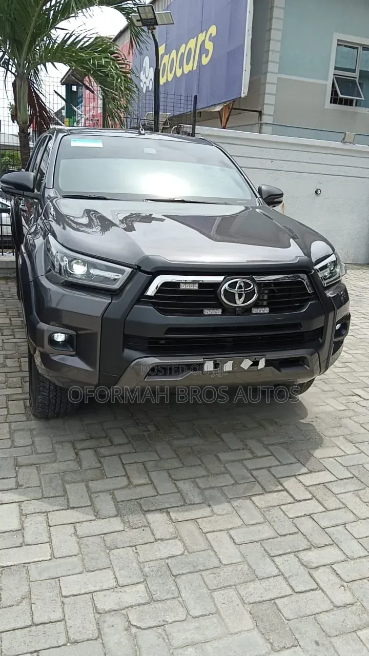 Toyota Hilux 2025 Gray