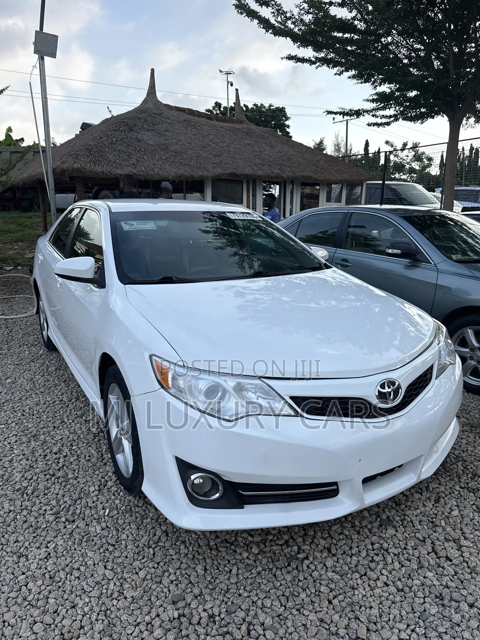 Toyota Camry SE 4dr Sedan w/Prod. End 11/13 (3.5L 6cyl 6A) 2014 White