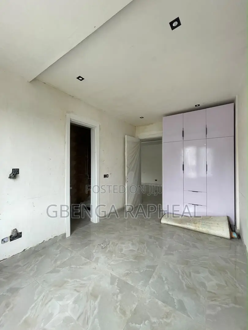 2bdrm Block of Flats in Lekki Phase One for sale