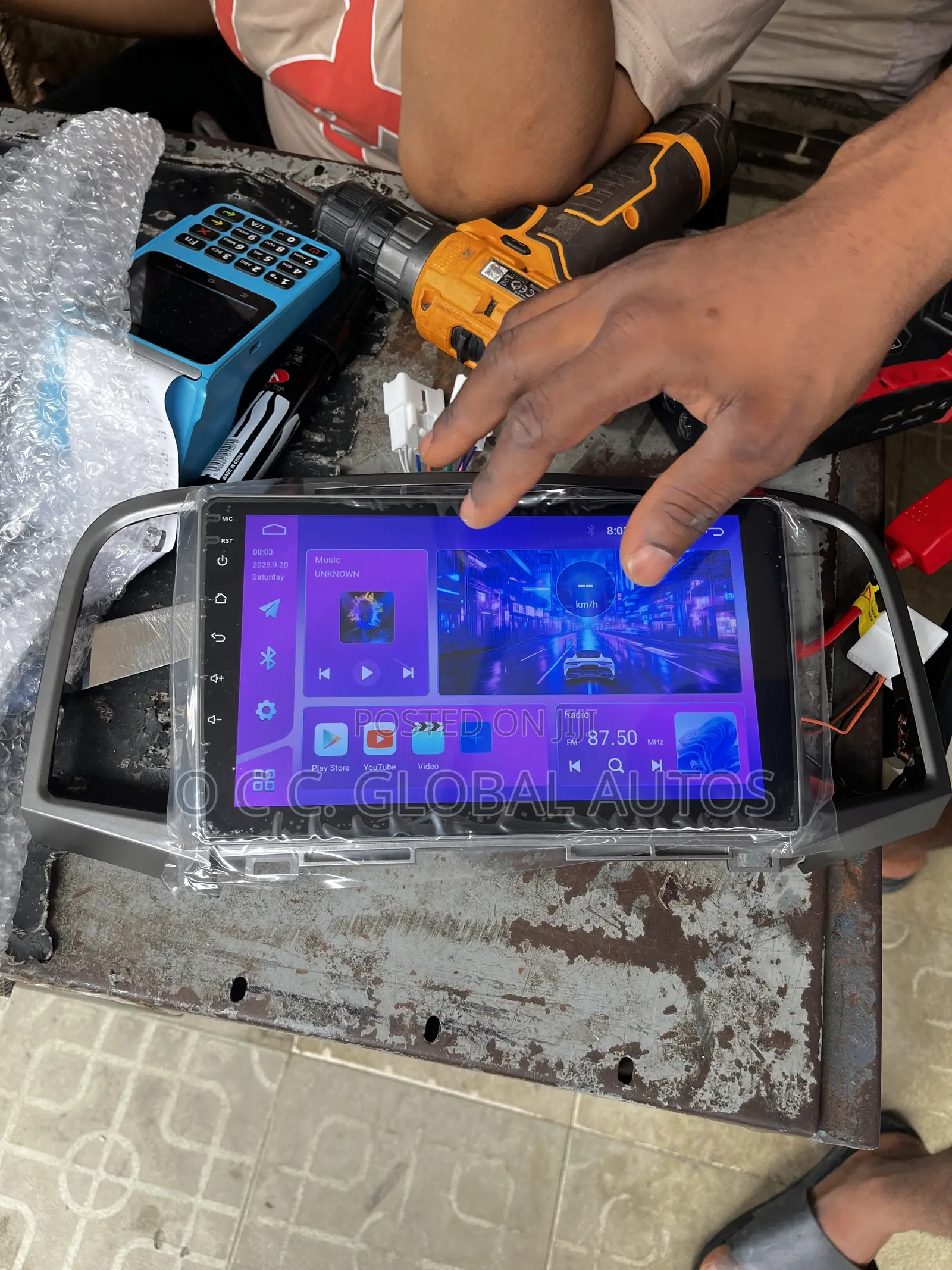 Original Android Screen With CarPlay and Reverse Camera