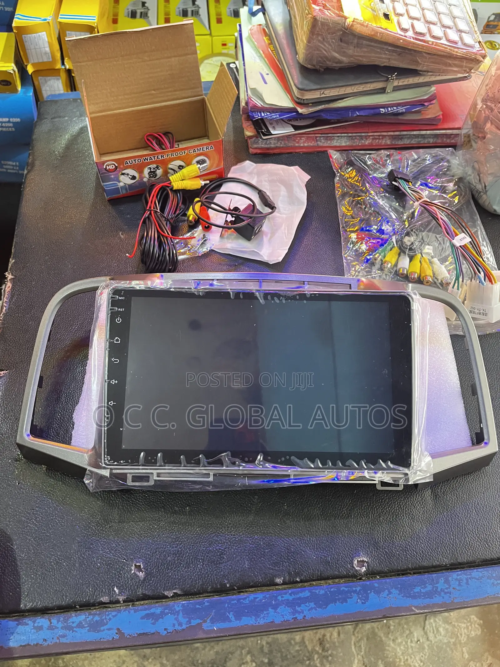 Original Android Screen With CarPlay and Reverse Camera