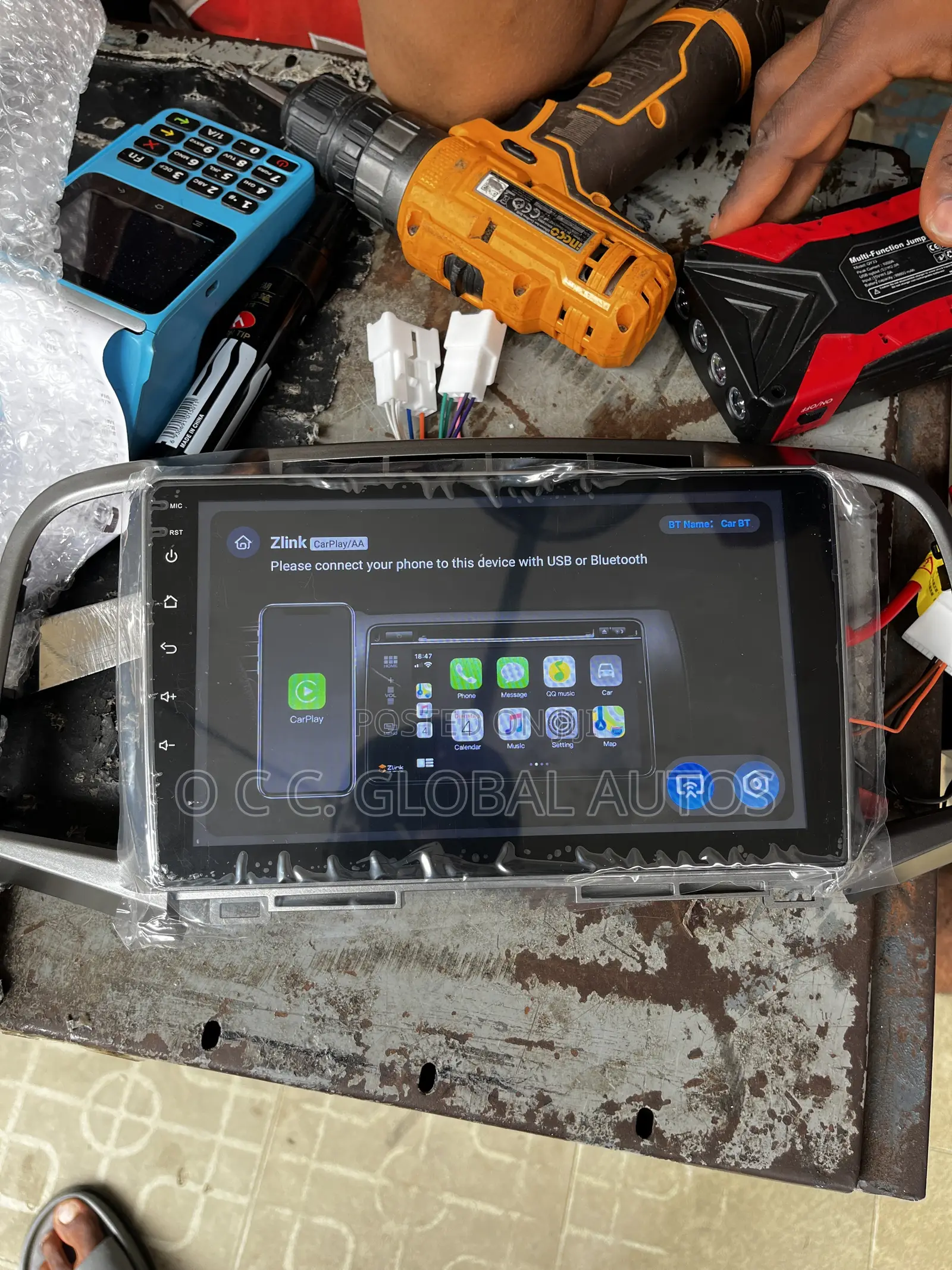 Original Android Screen With CarPlay and Reverse Camera
