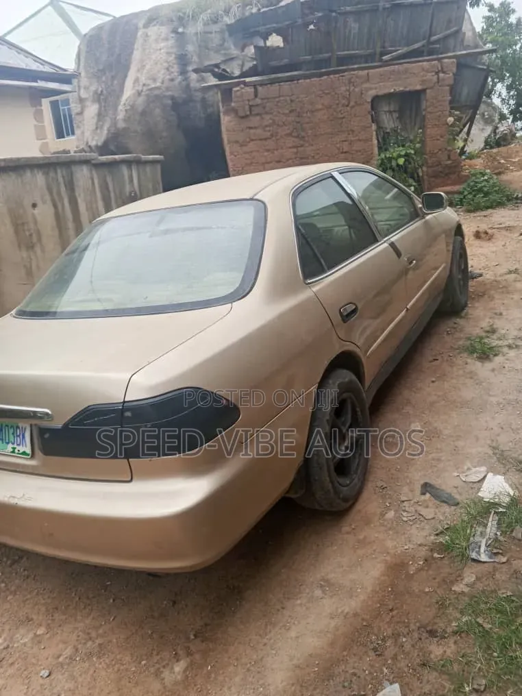 Honda Accord 2000 Gold