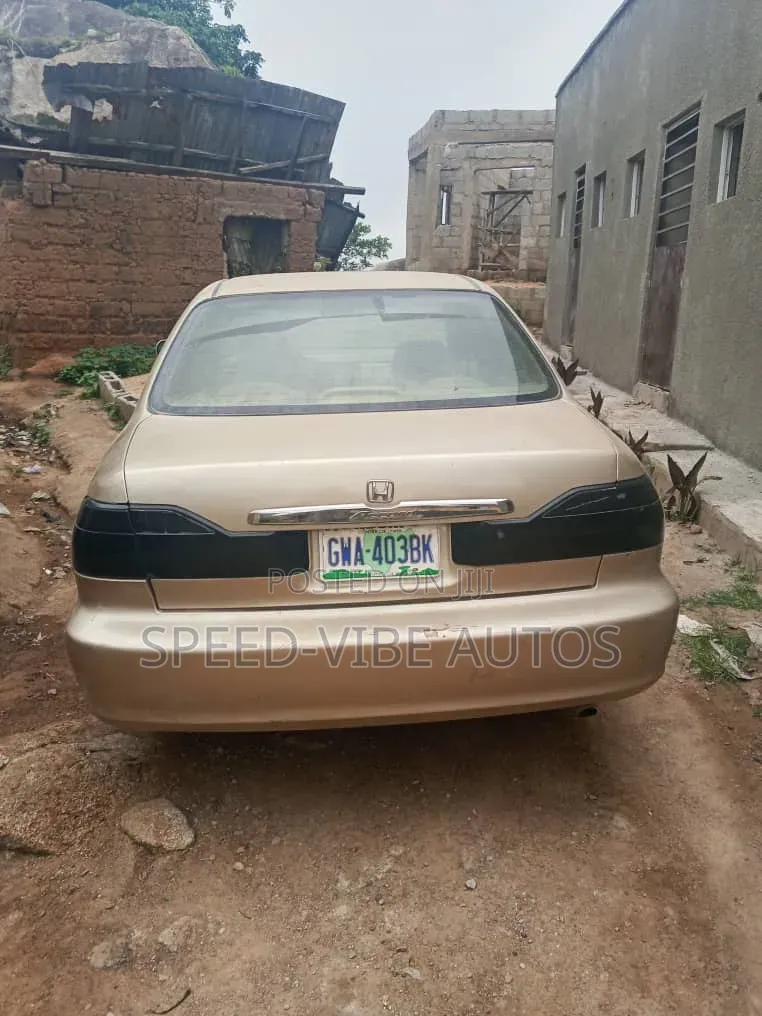Honda Accord 2000 Gold