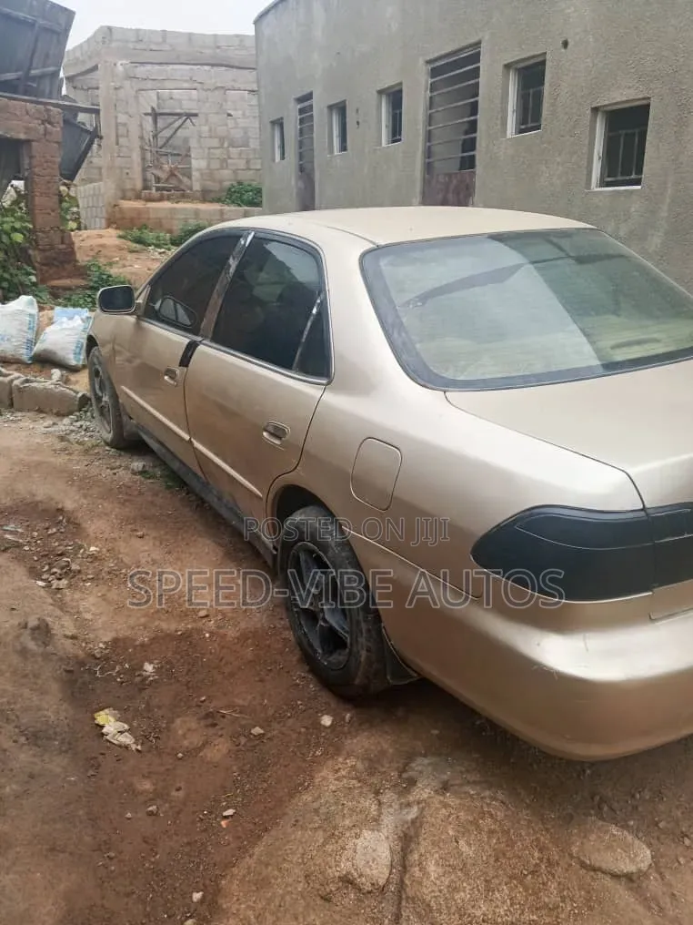 Honda Accord 2000 Gold