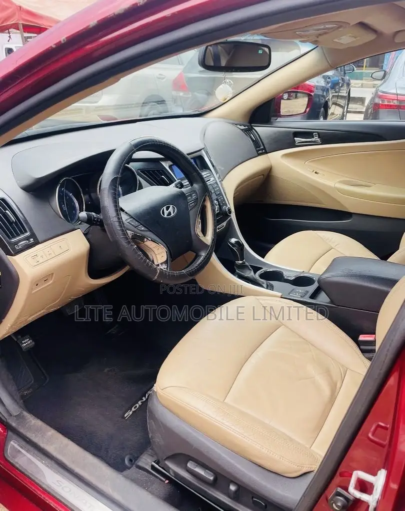 Hyundai Sonata Limited 2.0T w/17" Wheels (2.0L 4cyl 6A) 2011 Beige