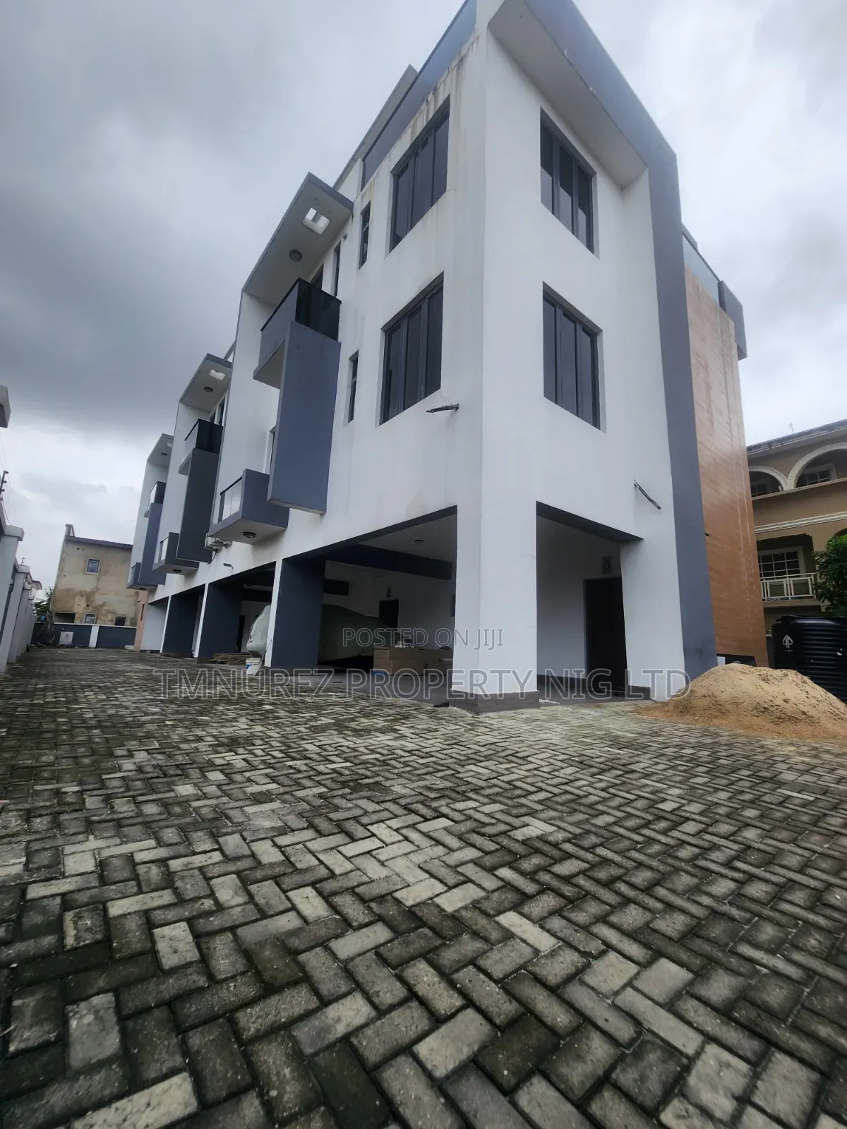 4bdrm Penthouse in Ajah Lekki Estate for sale