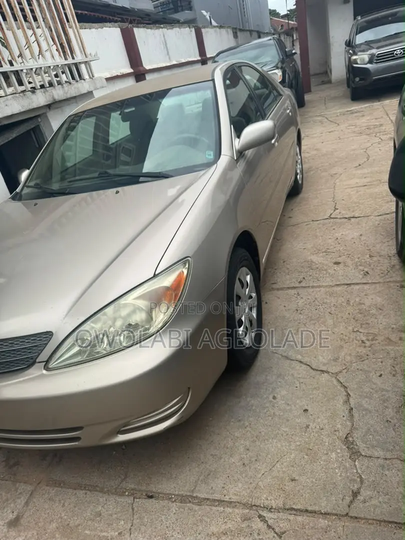 Toyota Camry LE 4dr Sedan (2.4L 4cyl 4A) 2004 Gold