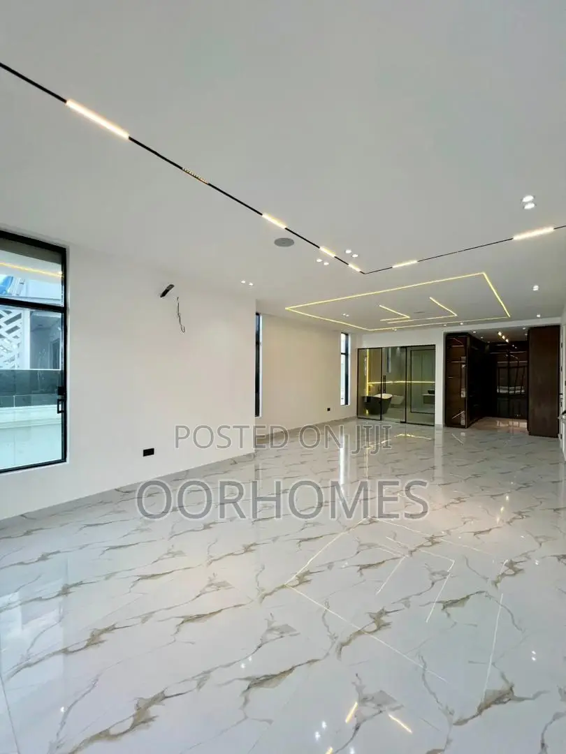 5bdrm Duplex in Ikota for sale